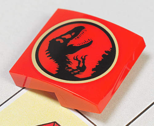 logo en un tile curvo rojo