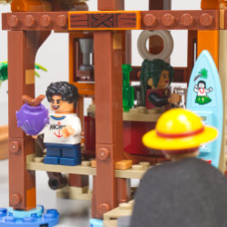 thumbnail for Charla entre constructores: set LEGO<sup>®</sup> 75636 Cabaña de Villa Foosha de One Piece